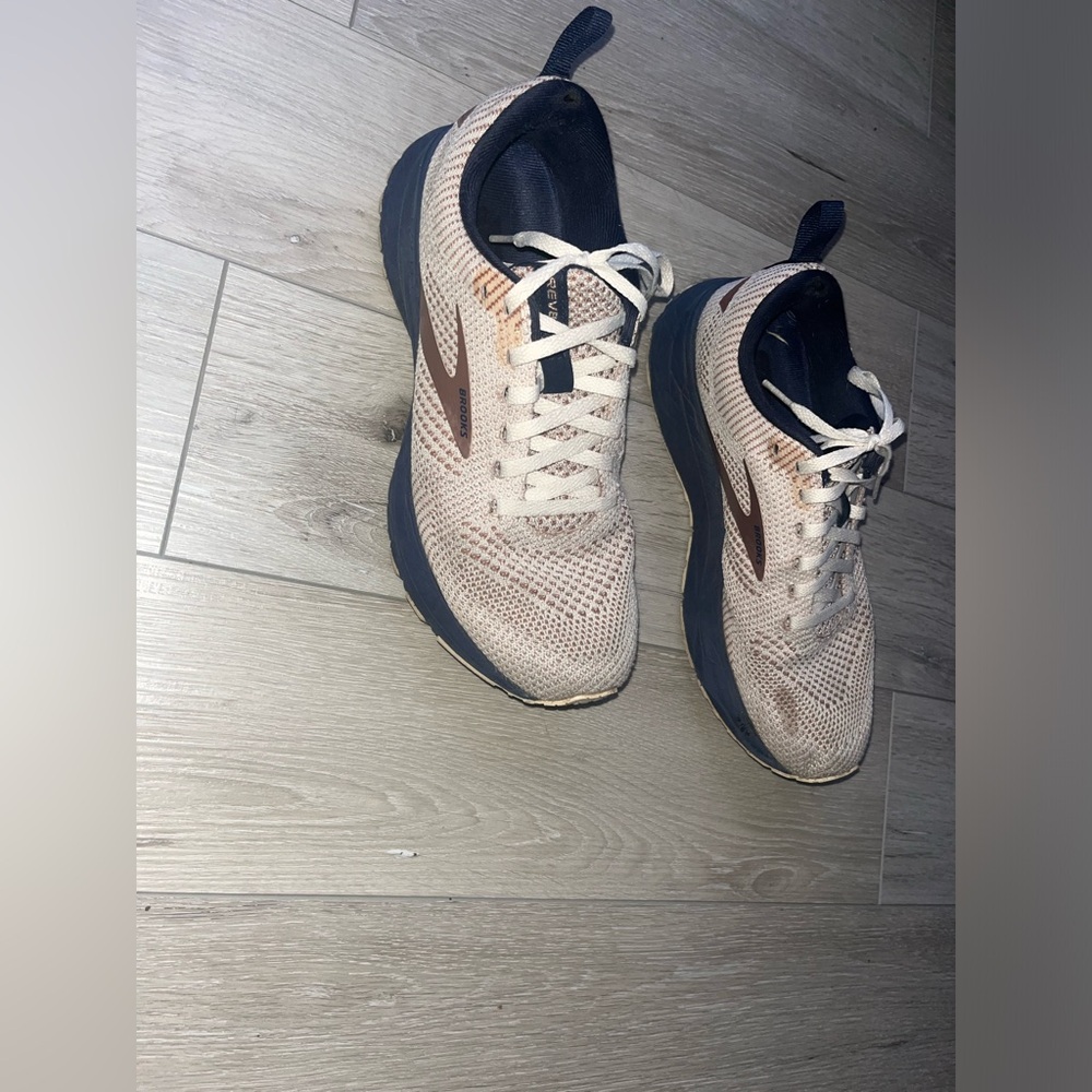 Brooks tennis shoes